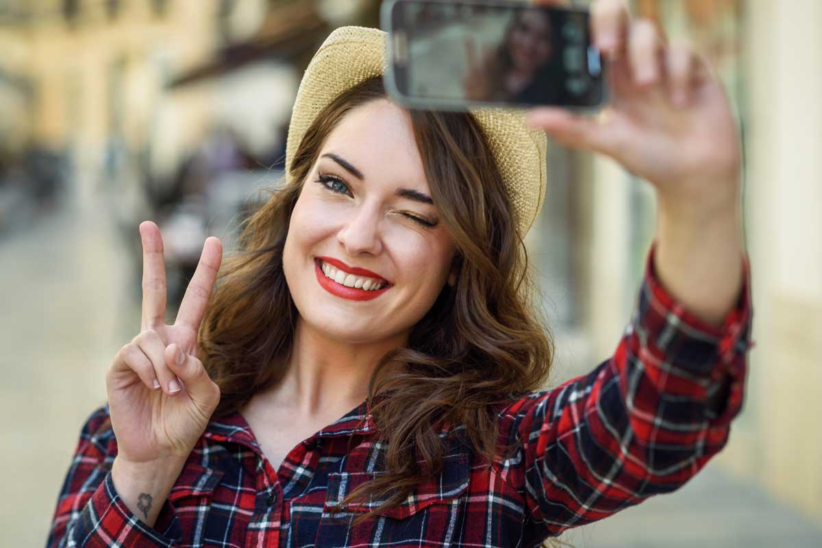 Selfie çekimi yapan mutlu bir kadın müşteri.